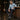 Homme portant les Boots 79410 en cuir noir dans un bar élégant avec style casual luxe