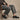 Derbie moc macho noir porté avec pantalon gris, style hipster casual urbain