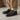 Derby moc macho Pecan noir en cuir avec semelle crantée, porté avec pantalon beige
