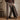 Desert Boot 36212 cuir castagno marron associée à un style casual-chic avec pull irlandais