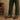 Desert boots 54001 cuir marron portées avec chinos vert et chemise bleue, style casual-chic