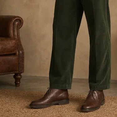 Desert boots 54001 cuir marron portées avec chinos vert et chemise bleue, style casual-chic