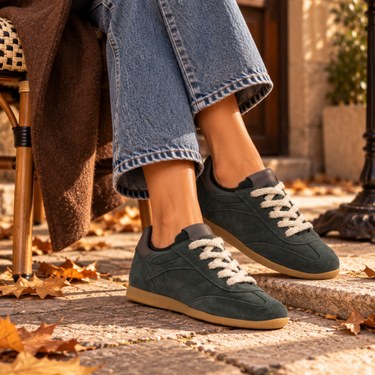 Sneakers Ama Brand Athletic 4802 en cuir velours vert forêt avec lacets ivoire, portées avec un jean bleu
