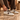 Baskets artisanales Ama brand moodeshop en cuir blanc et marron avec semelle vintage, portées par un homme