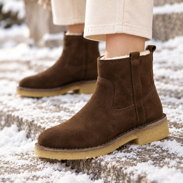Boots artisanales Billi bi moodeshop en croûte de cuir velours marron avec doublure en laine sur sol enneigé