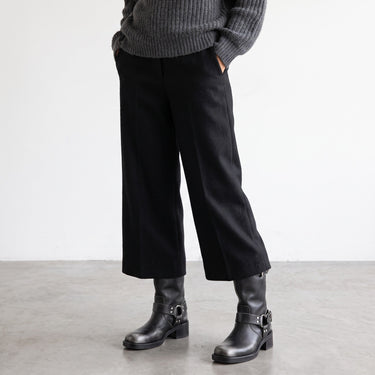 Boots Chester Gisel moiré couleur fumo en cuir artisanal avec bride à boucle, portées avec un pantalon noir moodeshop