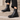 Bottines Chelsea artisanales Billi bi en cuir espresso avec semelle en cuir et gomme, portées sur des marches.