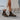 Bottines Chelsea Blundstone 2151 pour femme en cuir antic marron avec semelle en gomme, portées avec une jupe blanche