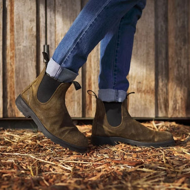 Bottines Chelsea Blundstone 1615 pour femme en daim huilé couleur olive foncé avec semelle en gomme chez moodeshop