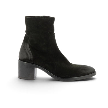 Bottines artisanales Strategia pour moodeshop en cuir velours noir avec talon bloc de 5 cm, vue de profil