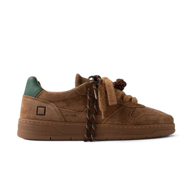 Sneaker D.A.T.E. Court 2.0 chez moodeshop en daim camel avec contrefort vert forêt et lacets tressés à pompons