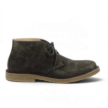 Desert boot homme Astorflex Greenflex en suede marron foncé avec semelle en crêpe naturel, disponible chez moodeshop.