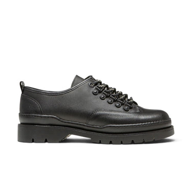 Chaussures basses artisanales Kleman Courrier cg en cuir noir avec semelle crantée en gomme, vue de profil