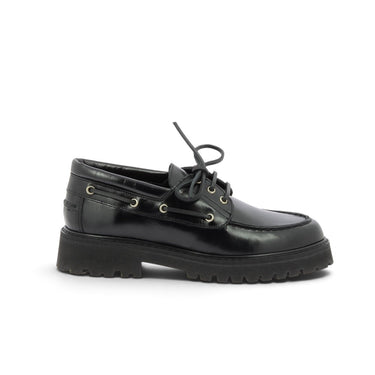 Mocassin bateau Maison toufet en cuir glacé noir avec semelle crantée légère, disponible sur moodeshop
