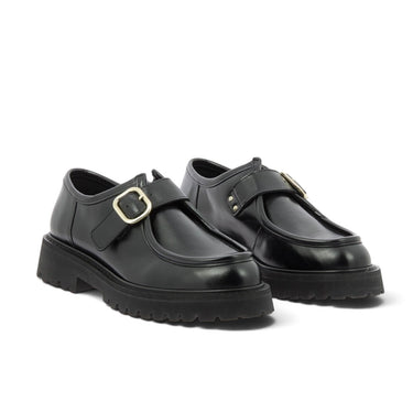 Mocassins noirs en cuir glacé avec boucle dorée et semelle crantée épaisse, signés Maison toufet pour moodeshop