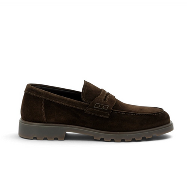 Mocassin Giorgio 1958 en daim chocolat avec semelle commando crantée, disponible chez moodeshop