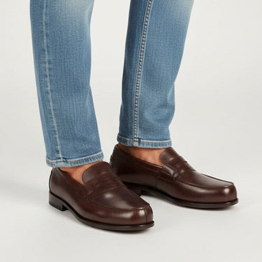 Mocassins penny loafer Pellet pour moodeshop en cuir brun portés avec un jean bleu pour un style preppy élégant
