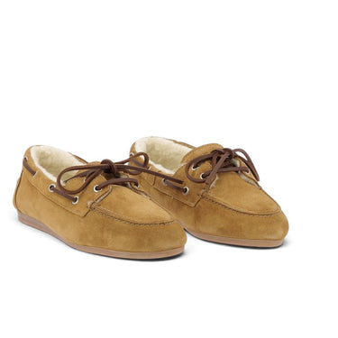 Mocassins Pavement Vilde en cuir velours tan doublés de laine avec lacets marron, style artisanal.