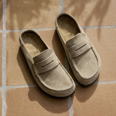 Mules Naples moodeshop en cuir suédé taupe avec design mocassin et semelle ergonomique sur sol carrelé
