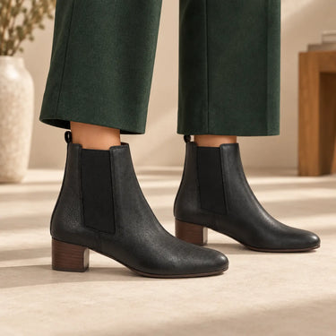 Bottes Chelsea Niabella Natural Grain cuir noir grain texturé avec pantalon vert forêt
