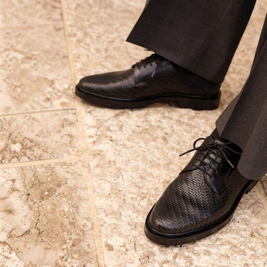 Chaussures noires en cuir tressé pour homme, bout rond, lacets, semelle gomme, marque Bobbies, artisanales du Portugal.