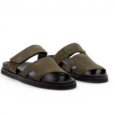 Bobbies Barry sandales en daim kaki avec brides ajustables et semelle en cuir. Fabrication artisanale portugaise.