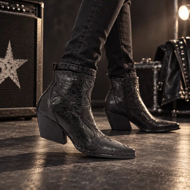 Boots E2040 Saturno Nero noir avec talon géométrique sur mannequin en jeans slim