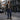 Homme portant veste pilote cuir et chaussure oxford Courrier cg sur rue Manhattan