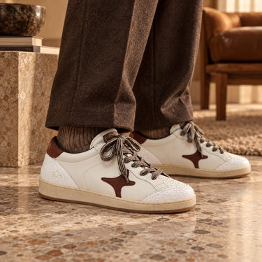 Baskets artisanales Ama brand moodeshop en cuir blanc et marron avec semelle gomme vintage et détails craquelés