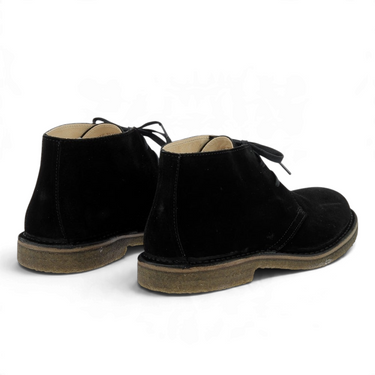 Chaussures desert boots Astorflex moodeshop en daim noir avec semelle en crêpe, vue arrière, fabrication artisanale.