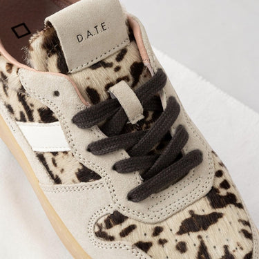 Baskets moodeshop D.A.T.E. Court 2.0 en daim beige et cuir façon poil de vache tacheté avec lacets foncés