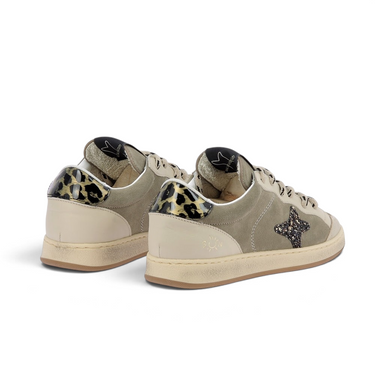 Baskets Ama brand Sun 4763 en cuir et daim taupe et écru avec détail léopard au talon, disponibles chez moodeshop