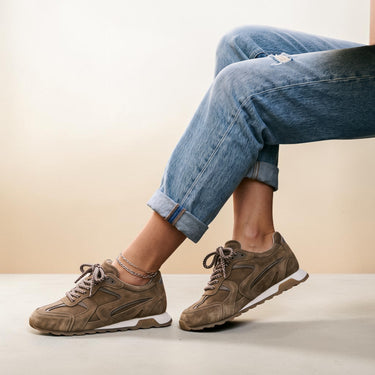 Baskets Ash Kasar couleur mink en daim stone wash avec semelle en caoutchouc naturel, portées par une femme.