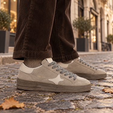 Baskets Ama brand Slam 4740 taupe en daim avec semelle en gomme, portées sur des pavés par moodeshop