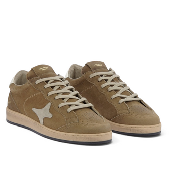 Baskets Ama brand modèle Sun 4790 en suède cognac avec semelle en caoutchouc naturel, disponibles chez moodeshop