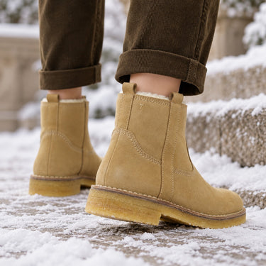 Bottines Billi bi en croûte de cuir velours beige avec doublure en laine, semelle en crêpe sur sol enneigé