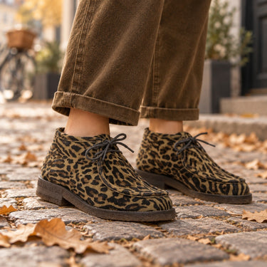 Desert boot Billi bi en daim imprimé léopard avec semelle en crêpe, portée sur des pavés par moodeshop
