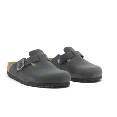 Sabots Birkenstock Boston en cuir huilé noir avec boucle réglable et semelle en liège, style artisanal allemand