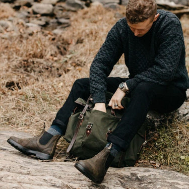 Homme portant des bottines Chelsea Blundstone en daim huilé dark olive avec semelle en gomme chez moodeshop