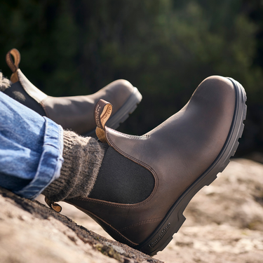 Chelsea boots Blundstone 2340 en cuir marron déperlant portées avec un jean et des chaussettes, vendues par moodeshop