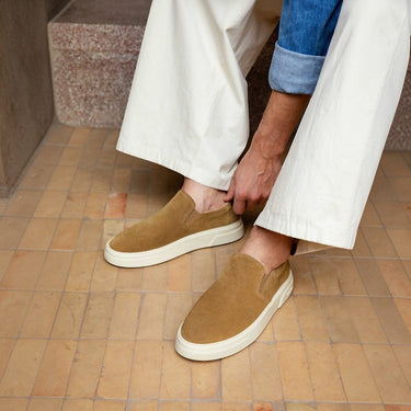 Chaussures slip-on artisanales moodeshop Bobbies Sacha en cuir velours couleur siberie avec semelle gomme
