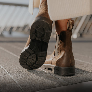 Bottines Chelsea Blundstone 2151 pour femme en cuir marron antic avec semelle en gomme antidérapante chez moodeshop