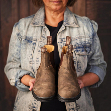 Bottines Chelsea Blundstone 585 en cuir vieilli marron rustique tenues par une femme chez moodeshop