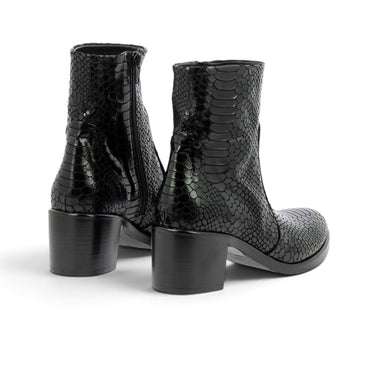 Bottines Strategia moodeshop en cuir noir façon croco avec talon bloc de 5 cm, fabriquées artisanalement en Italie.