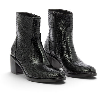 Bottines Strategia moodeshop en cuir noir effet croco avec talon bloc de 5 cm, fabriquées artisanalement en Italie.