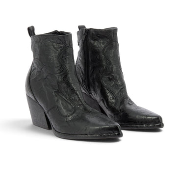 Bottines artisanales moodeshop Elena Iachi en cuir noir avec motif laser et talon de 6 cm
