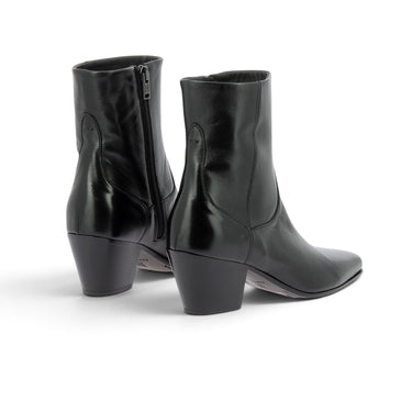 Bottines artisanales Pantanetti en cuir noir avec talon de 5 cm, disponibles chez moodeshop