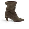 Bottines Anonymous Vully 50 en daim marron café avec talon recouvert de 5 cm, fabriquées artisanalement au Portugal.
