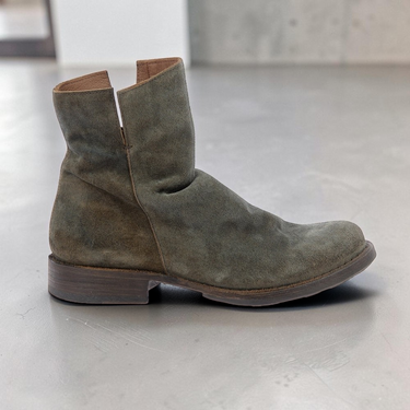 Bottines artisanales Fiorentini + baker en daim vert kaki, disponibles chez moodeshop, avec semelle en cuir et gomme.