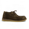 Chaussure Astorflex Beenflex en daim kaki sombre avec couture mocassin et semelle en crêpe miel chez moodeshop